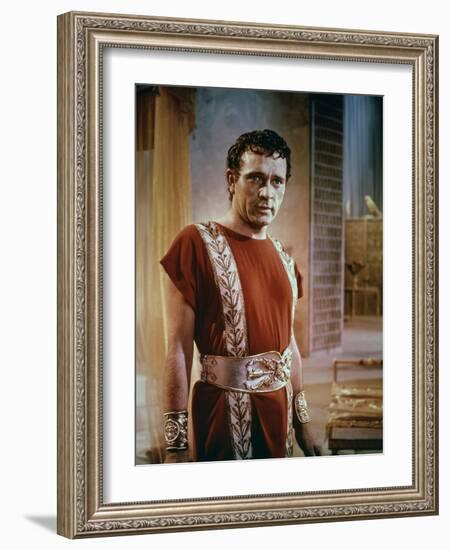 CLEOPATRA, 1963 directed by JOSEPH L. MANKIEWICZ Richard Burton (photo)-null-Framed Photo