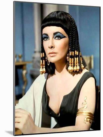 Cleopatre by Joseph L. Mankiewicz with Elizabeth Taylor, 1963 (photo)-null-Mounted Photo