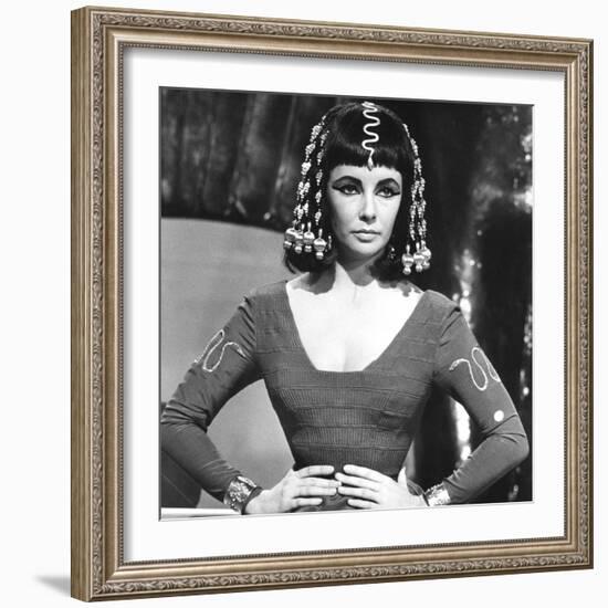 Cleopatre Cleopatra by Joseph L. Mankiewicz with Elizabeth Taylor, 1963 (b/w photo)-null-Framed Photo