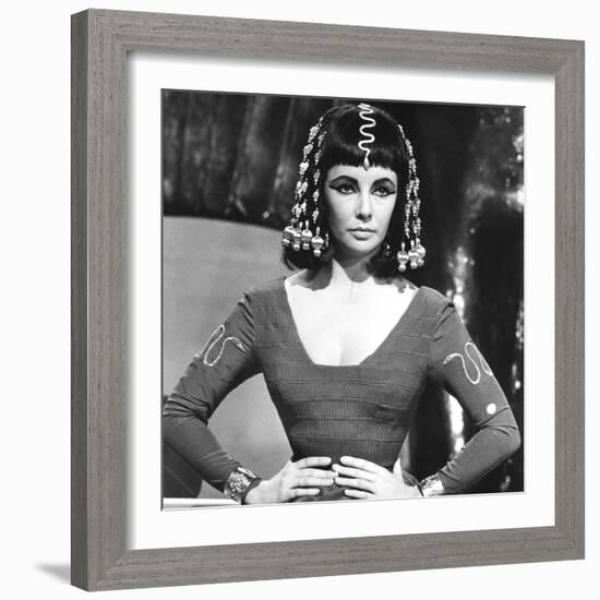 Cleopatre Cleopatra by Joseph L. Mankiewicz with Elizabeth Taylor, 1963 (b/w photo)-null-Framed Photo