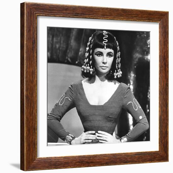 Cleopatre Cleopatra by Joseph L. Mankiewicz with Elizabeth Taylor, 1963 (b/w photo)-null-Framed Photo
