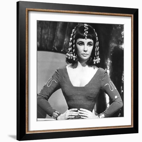 Cleopatre Cleopatra by Joseph L. Mankiewicz with Elizabeth Taylor, 1963 (b/w photo)-null-Framed Photo