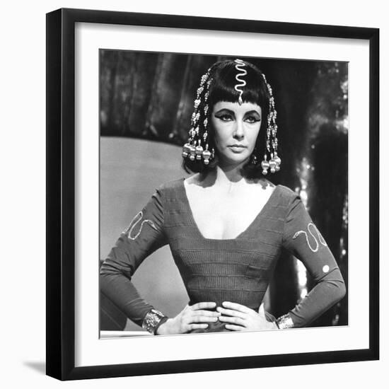 Cleopatre Cleopatra by Joseph L. Mankiewicz with Elizabeth Taylor, 1963 (b/w photo)-null-Framed Photo