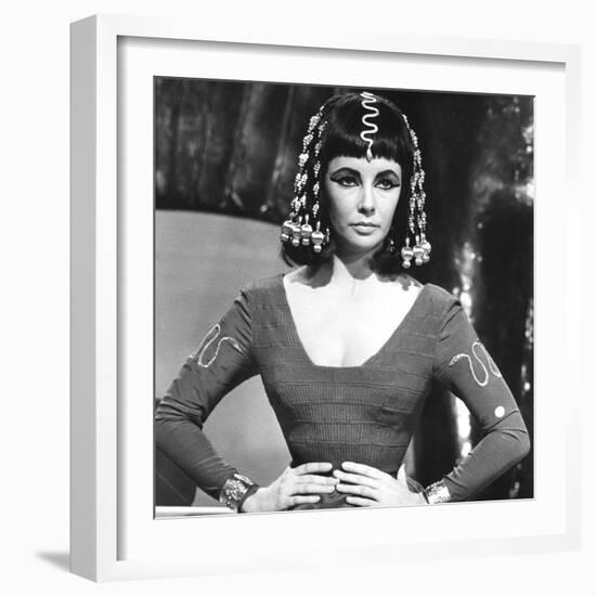 Cleopatre Cleopatra by Joseph L. Mankiewicz with Elizabeth Taylor, 1963 (b/w photo)-null-Framed Photo