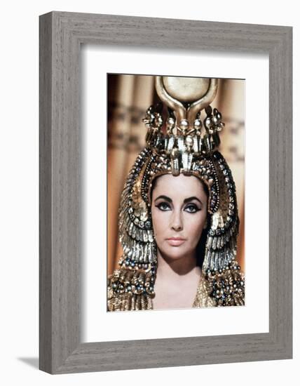 Cleopatre Cleopatra, by Joseph L. Mankiewicz with Elizabeth Taylor, 1963 (photo)-null-Framed Photo