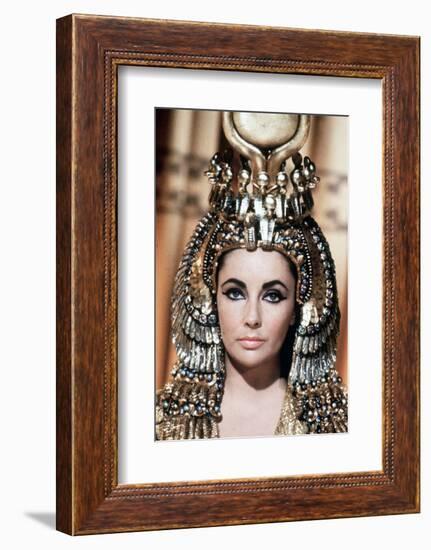 Cleopatre Cleopatra, by Joseph L. Mankiewicz with Elizabeth Taylor, 1963 (photo)-null-Framed Photo