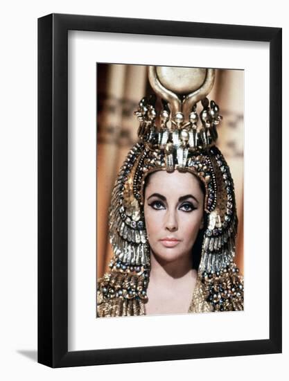 Cleopatre Cleopatra, by Joseph L. Mankiewicz with Elizabeth Taylor, 1963 (photo)-null-Framed Photo