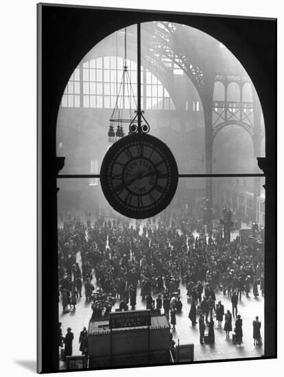 Clock in Pennsylvania Station-Alfred Eisenstaedt-Mounted Photographic Print