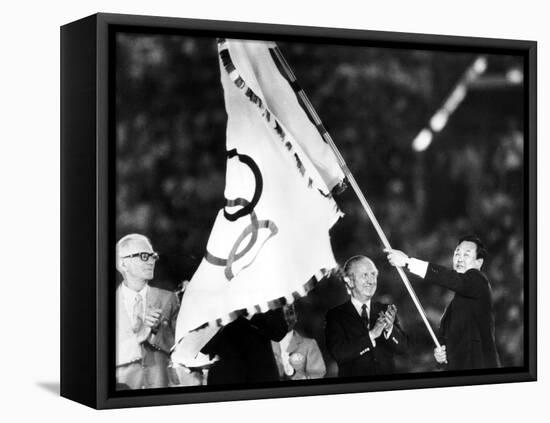 Closing Ceremony of Olympic Games in Los Angeles in 1984: Bo Hyun Yum and Juan Antonio Samaranch-null-Framed Stretched Canvas