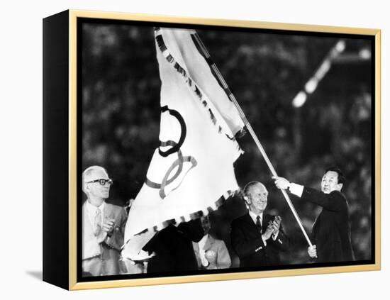 Closing Ceremony of Olympic Games in Los Angeles in 1984: Bo Hyun Yum and Juan Antonio Samaranch-null-Framed Stretched Canvas