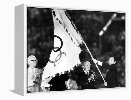 Closing Ceremony of Olympic Games in Los Angeles in 1984: Bo Hyun Yum and Juan Antonio Samaranch-null-Framed Stretched Canvas