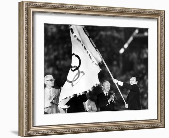 Closing Ceremony of Olympic Games in Los Angeles in 1984: Bo Hyun Yum and Juan Antonio Samaranch-null-Framed Photo