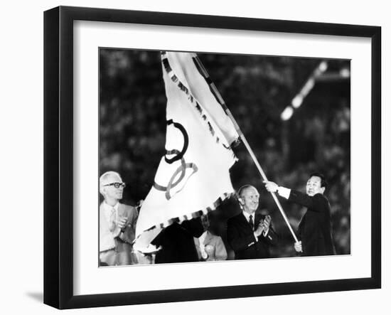 Closing Ceremony of Olympic Games in Los Angeles in 1984: Bo Hyun Yum and Juan Antonio Samaranch-null-Framed Photo