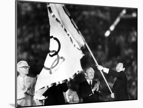 Closing Ceremony of Olympic Games in Los Angeles in 1984: Bo Hyun Yum and Juan Antonio Samaranch-null-Mounted Photo