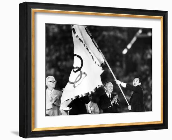 Closing Ceremony of Olympic Games in Los Angeles in 1984: Bo Hyun Yum and Juan Antonio Samaranch-null-Framed Photo