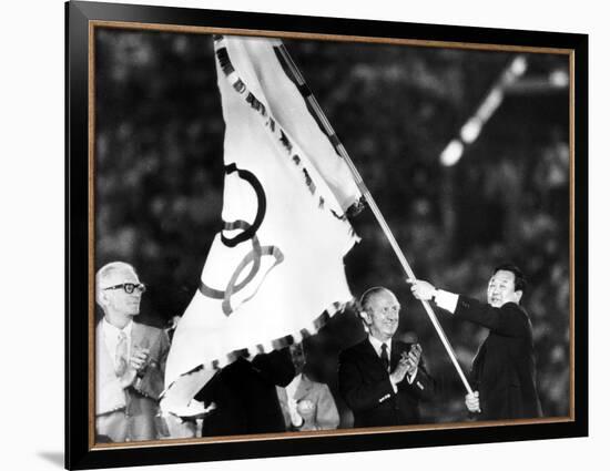 Closing Ceremony of Olympic Games in Los Angeles in 1984: Bo Hyun Yum and Juan Antonio Samaranch-null-Framed Photo
