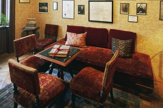 Coffee Table with Chairs and Sofa in House-Museum of Sigmund Freud  (1856-1939), Vienna, Austria' Giclee Print | Art.com