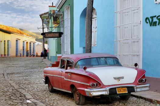  Edificios coloridos y Chevrolet Biscayne, Trinidad, Cuba ' Lámina fotográfica