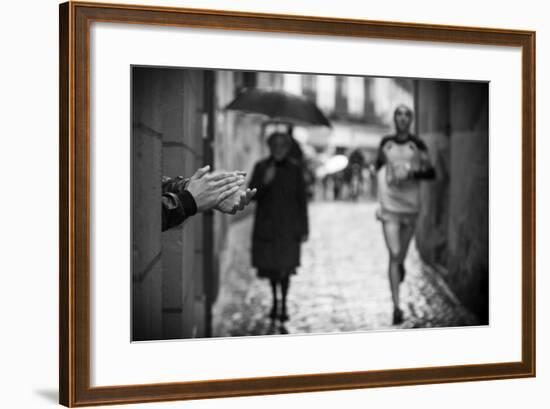 Come On-David Gonzalez Forjas-Framed Photographic Print