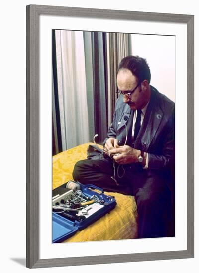 Conversation Secrete THE CONVERSATION by Francis Ford Coppola with Gene Hackman, 1974 (photo)-null-Framed Photo