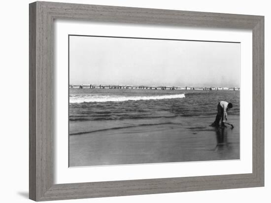 Copalis Beach, Washington - People Digging for Razor Clams-Lantern Press-Framed Art Print