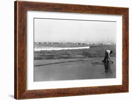 Copalis Beach, Washington - People Digging for Razor Clams-Lantern Press-Framed Art Print