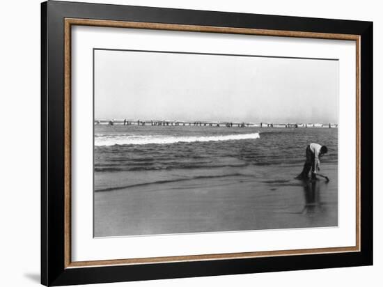 Copalis Beach, Washington - People Digging for Razor Clams-Lantern Press-Framed Art Print