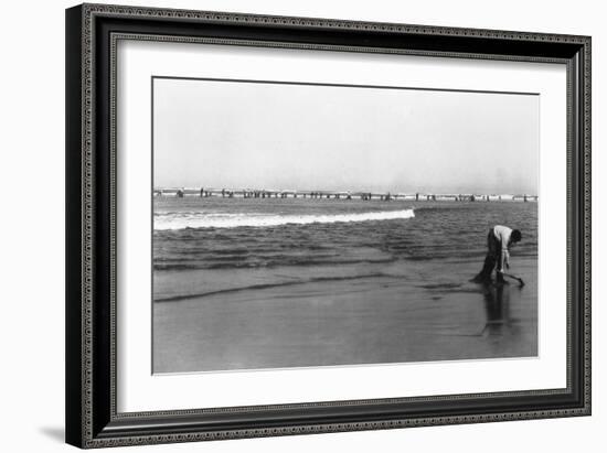 Copalis Beach, Washington - People Digging for Razor Clams-Lantern Press-Framed Art Print