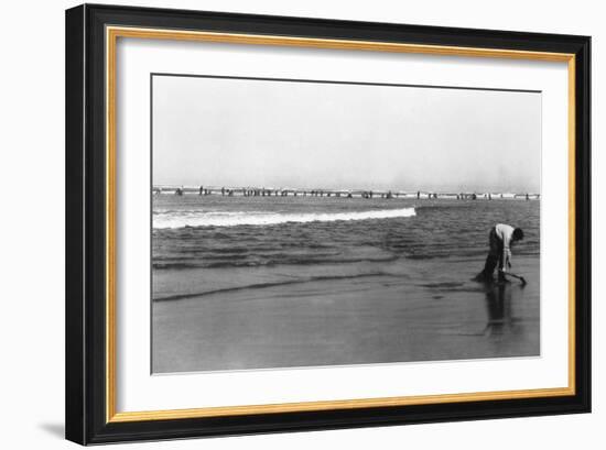 Copalis Beach, Washington - People Digging for Razor Clams-Lantern Press-Framed Art Print