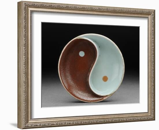 Coupelle en forme de taiji bicolore (verte et marron)-null-Framed Giclee Print