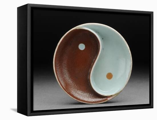 Coupelle en forme de taiji bicolore (verte et marron)-null-Framed Premier Image Canvas