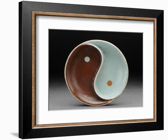 Coupelle en forme de taiji bicolore (verte et marron)-null-Framed Giclee Print