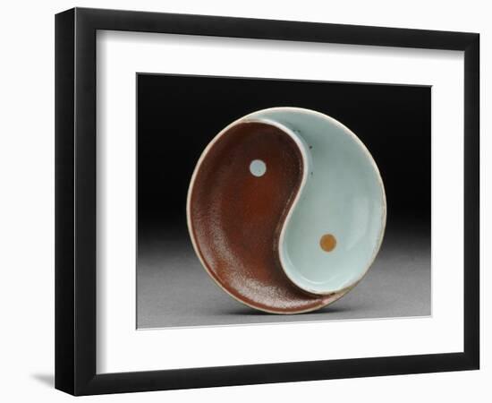 Coupelle en forme de taiji bicolore (verte et marron)-null-Framed Giclee Print