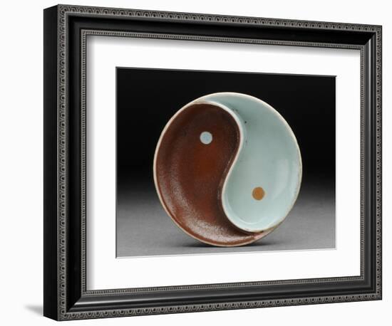Coupelle en forme de taiji bicolore (verte et marron)-null-Framed Giclee Print