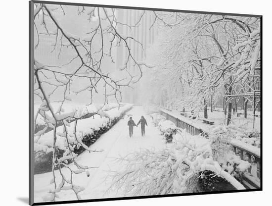 Couple Walking Through Park in Snow-Bettmann-Mounted Photographic Print