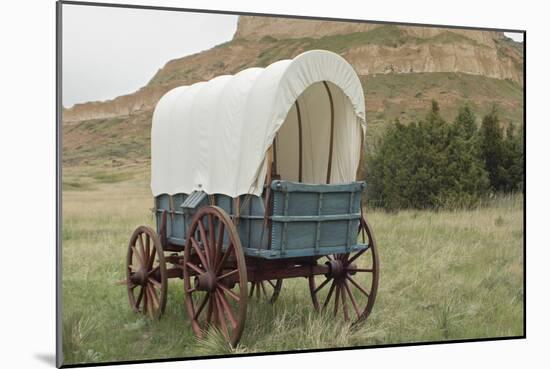 Covered Wagon Replica on the Oregon Trail, Scotts Bluff National Monument, Nebraska-null-Mounted Photographic Print