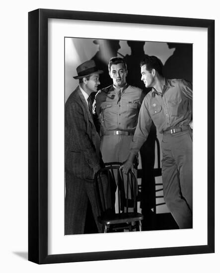 Crossfire, Robert Young, Robert Mitchum, Robert Ryan, 1947-null-Framed Photo