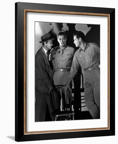 Crossfire, Robert Young, Robert Mitchum, Robert Ryan, 1947-null-Framed Photo