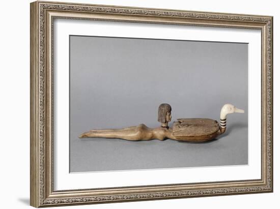 Cuiller à fard : cuiller à la nageuse, jeune femme nageant, nue, tenant un canard-null-Framed Giclee Print