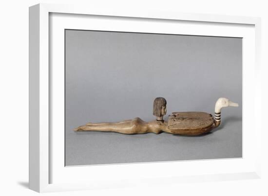 Cuiller à fard : cuiller à la nageuse, jeune femme nageant, nue, tenant un canard-null-Framed Giclee Print