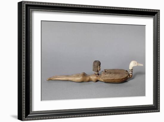 Cuiller à fard : cuiller à la nageuse, jeune femme nageant, nue, tenant un canard-null-Framed Giclee Print