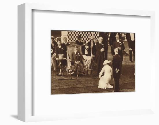 'Curtsy To Her King', 1937-Unknown-Framed Photographic Print