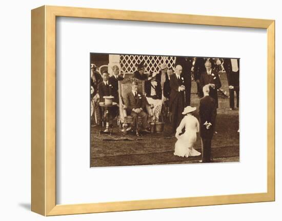 'Curtsy To Her King', 1937-Unknown-Framed Photographic Print