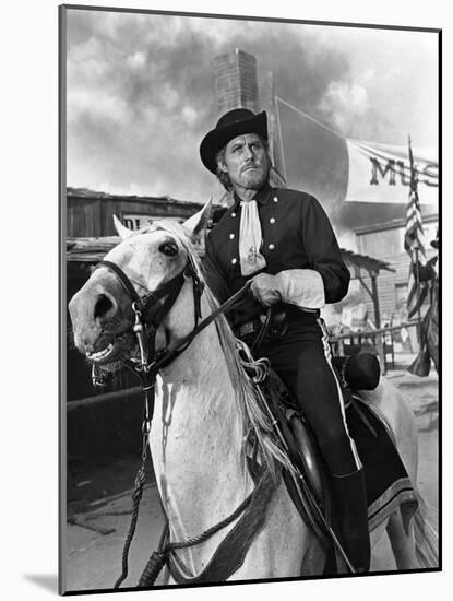 Custer l homme by l ouest by RobertSiodmak with Robert Shaw, 1967 (b/w photo)-null-Mounted Photo