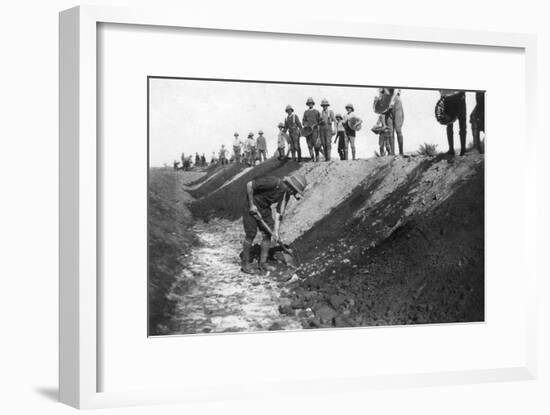 D Company, 1/5 Rwr Work Party, Near Baghdad, 1918-null-Framed Giclee Print