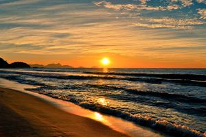 Beautiful Sunrise In The Beach by dabldy