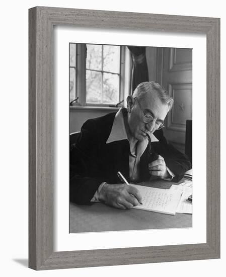 Dale Carnegie-Alfred Eisenstaedt-Framed Photographic Print