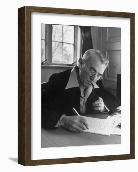 Dale Carnegie-Alfred Eisenstaedt-Framed Photographic Print