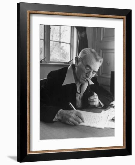 Dale Carnegie-Alfred Eisenstaedt-Framed Photographic Print