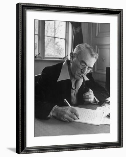 Dale Carnegie-Alfred Eisenstaedt-Framed Photographic Print